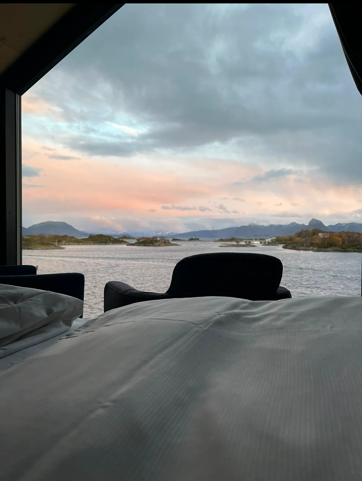et rom med utsikt over sjø og fjell