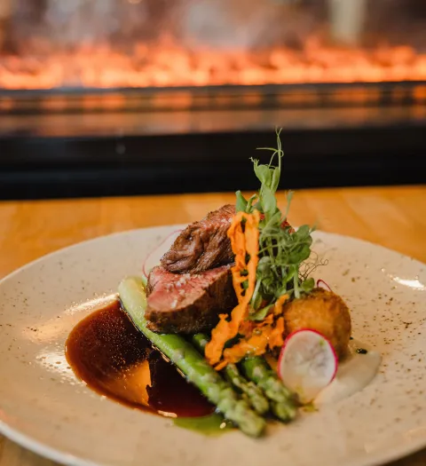 Bilde av kjøttmiddag foran peisen på Ringstad Resort